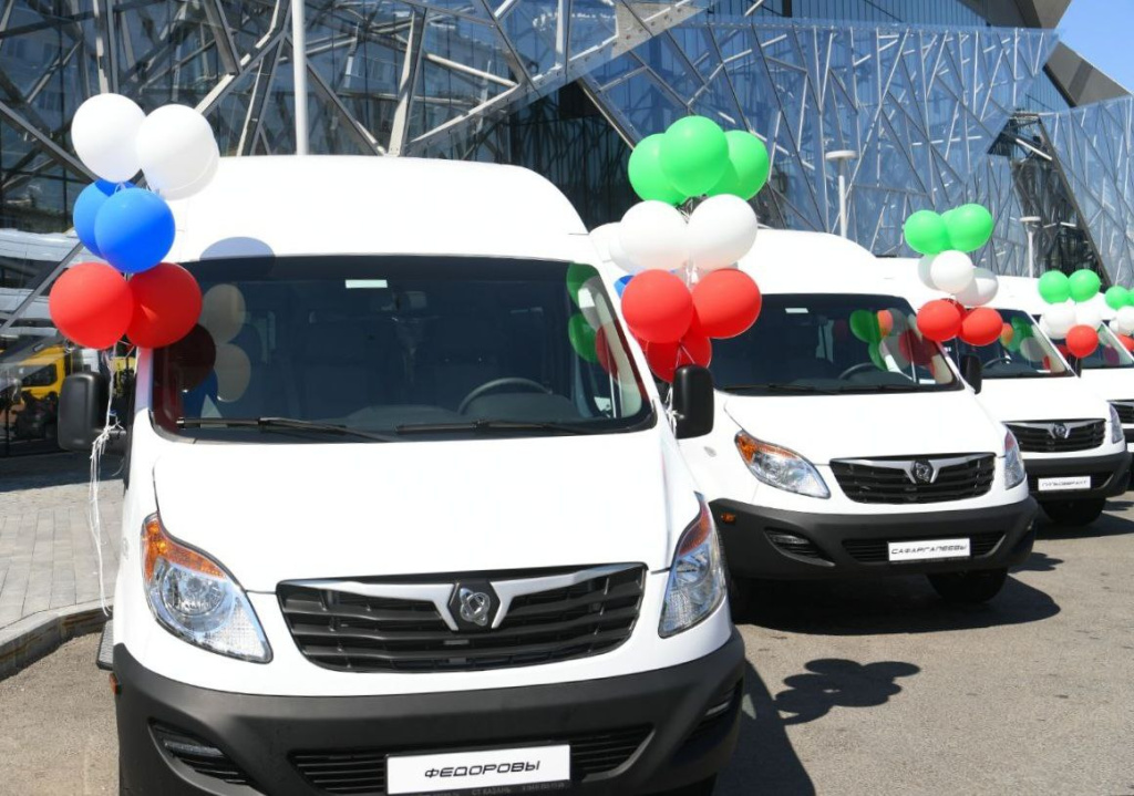 Рустам Минниханов подарил автомобили 6 многодетным семьям Татарстана в День семьи, любви и верности