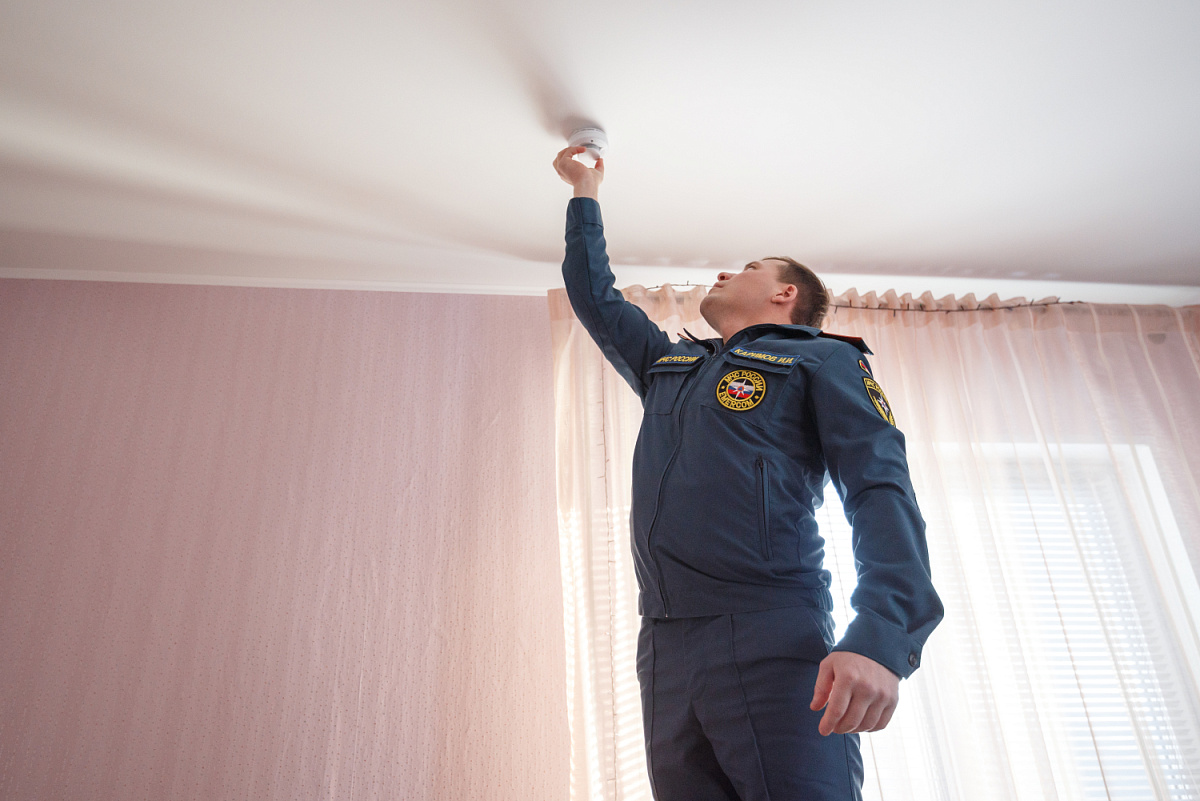 Спасение жизней: как работает акция по установке пожарных извещателей в Татарстане